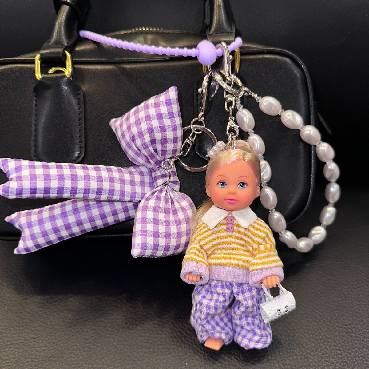 Estilo chic con perlas y cuadros morados.