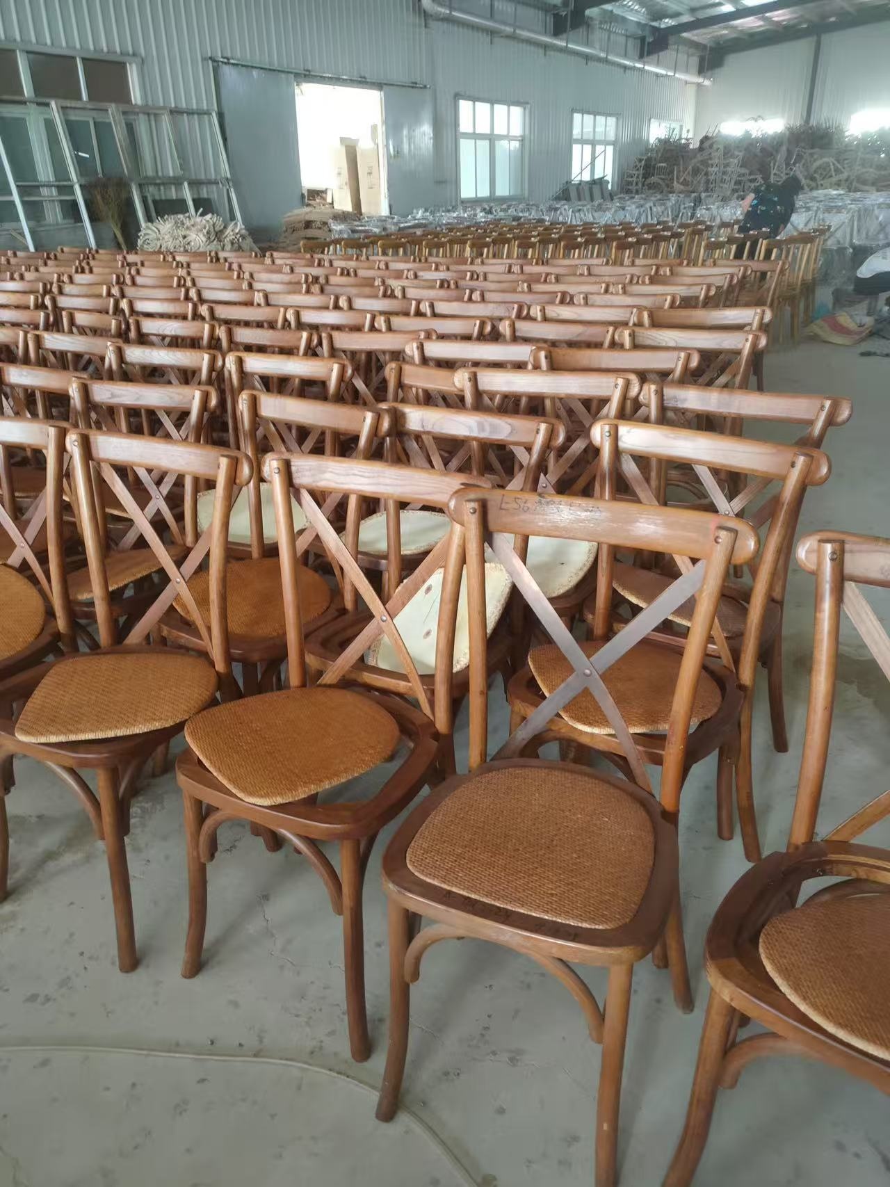 Chaise en bois avec assise en rotin