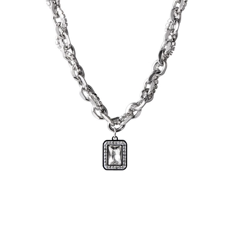 collier en argent incrusté de diamants