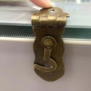 ヴィンテージオールドロック木製ボックストグルロックアンティークブロンズギフトボックスバックルラッチクラスプパターン刻まれたフラワーブックロック71*24mm