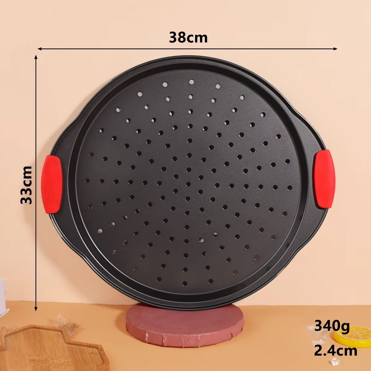 Bandeja para pizza de 38 cm con doble asa y orificio de silicona anti-goteo.