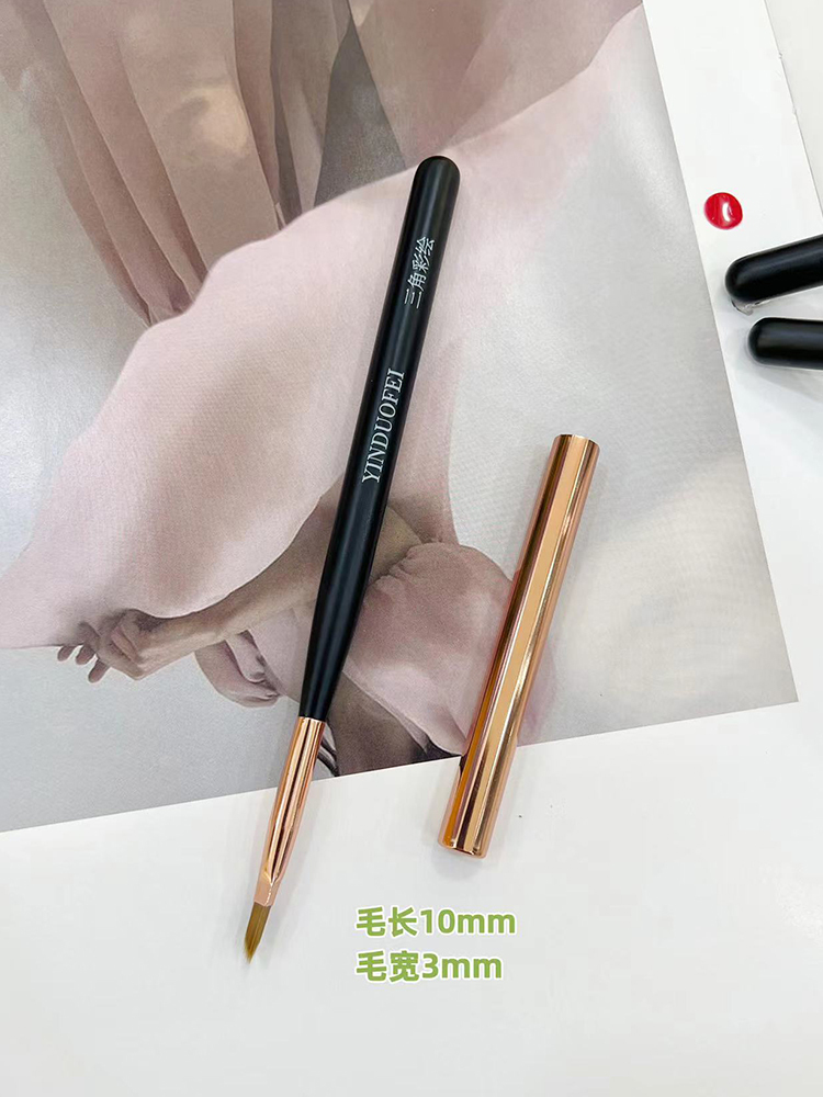 Stylo à ongles peint en triangle