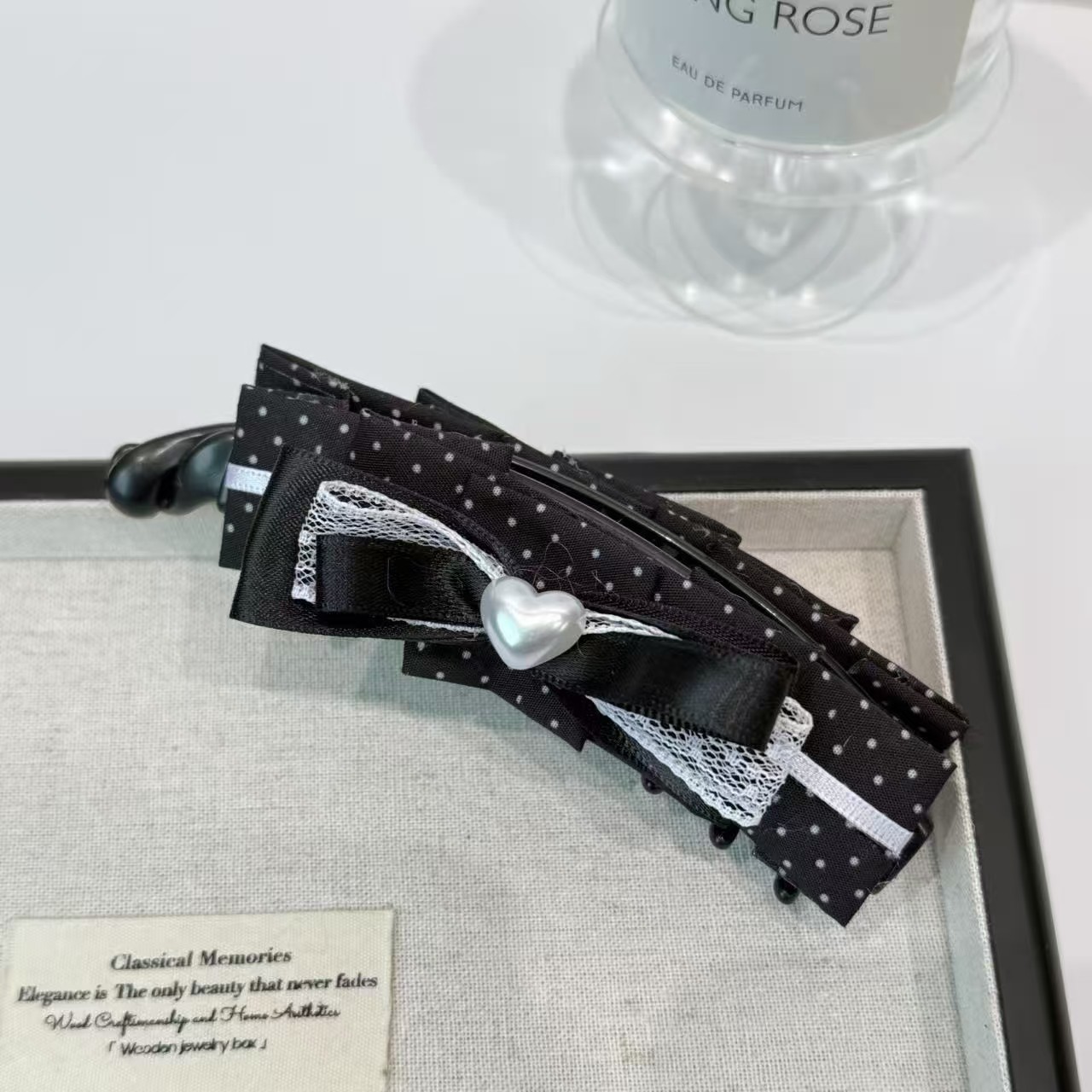 1435 Pince banane coeur noeud noir