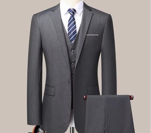 Ensemble veste et pantalon gris à bordure blanche, une boutonnière.