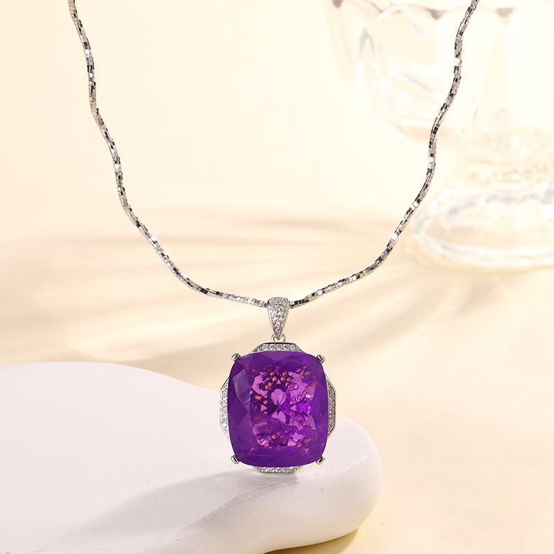 Pendentif violet avec chaîne courbe