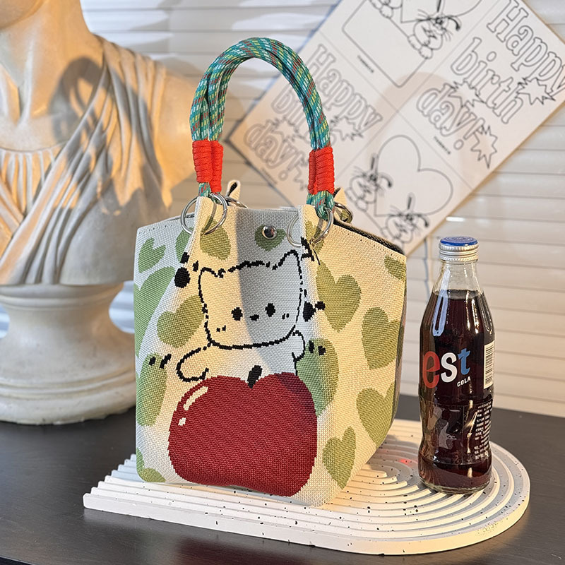Gato corazón de manzana