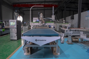Hochwertige automatische Beladung Entladen CNC-Fräsmaschine für Küchen schrank tür Herstellung Fabrik Syntec ATC Motor Pumpe Motor - Product Image 5