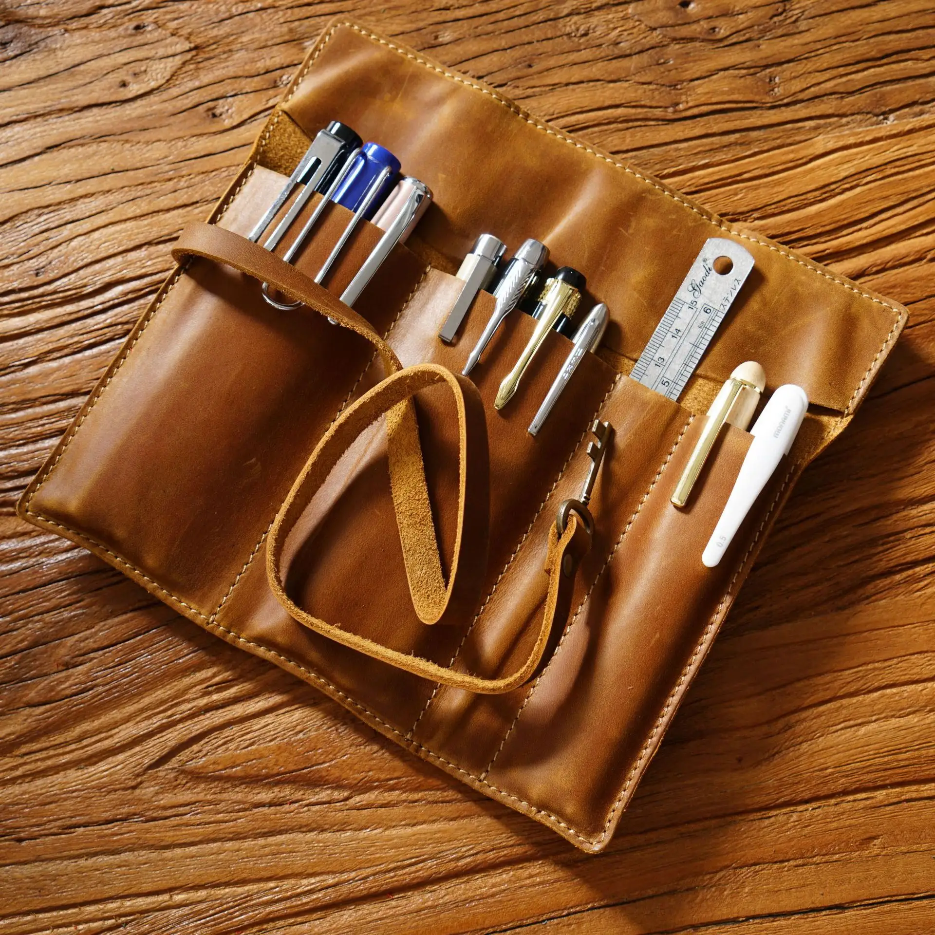 ستارة قلم من جلد البقر الطبقة العلوية كلاسيكية حقيبة تخزين قلم من الجلد الطبيعي مصنوعة يدويًا متعددة الوظائف علبة أقلام مخددة