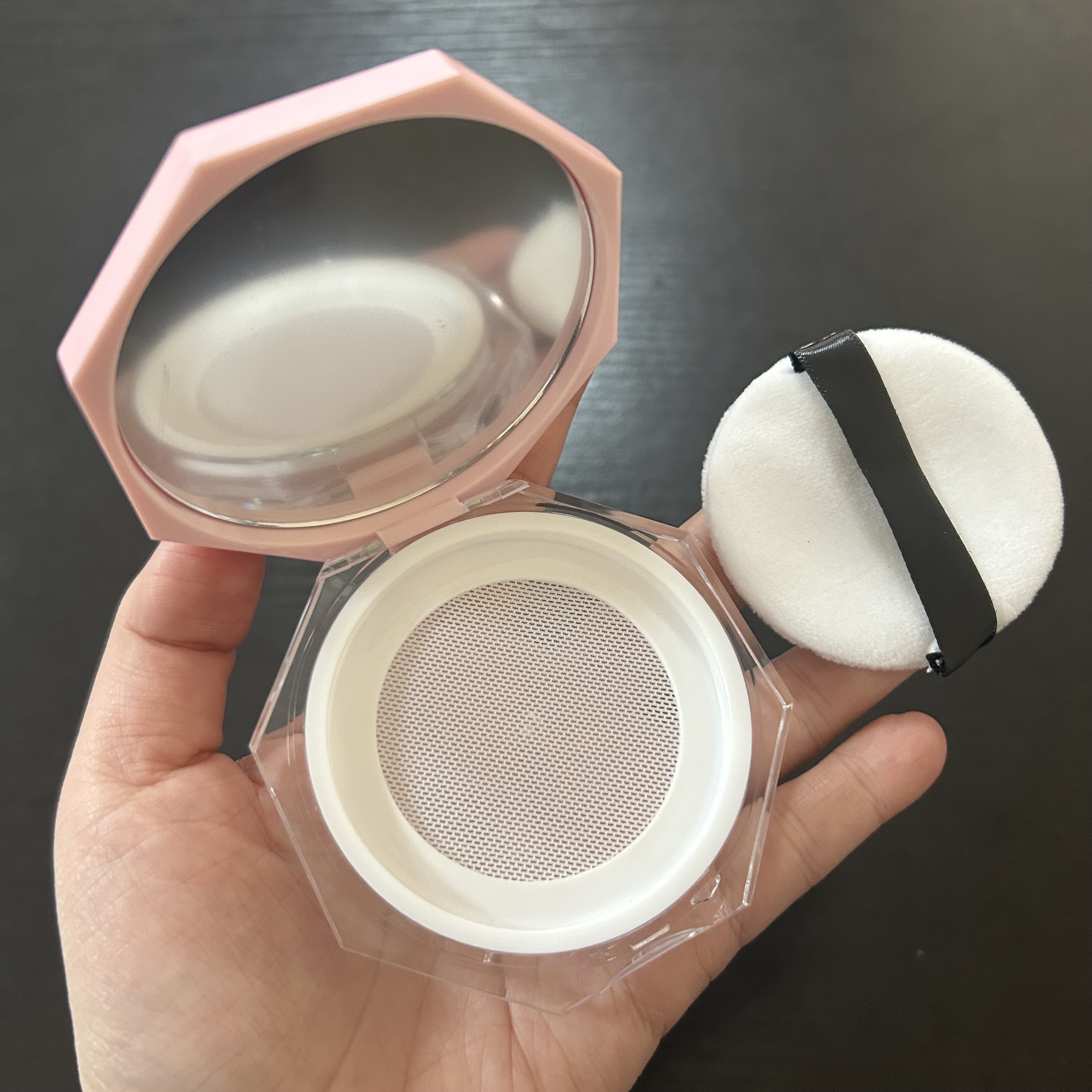 Étui rose avec houppette