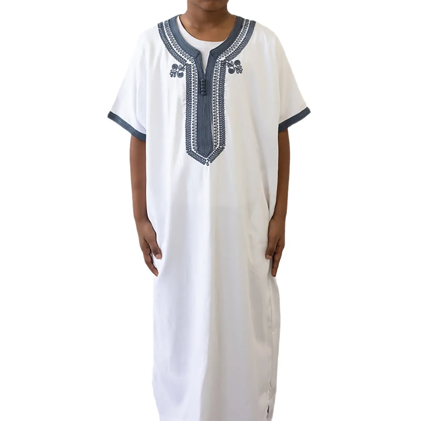 मध्य पूर्व की दुबाई ने इस्लामिक पोशाक में मुस्लिम पुरुष को कपड़े पहने हुए सऊदी अरब राष्ट्र का गाउन जुबा थोब