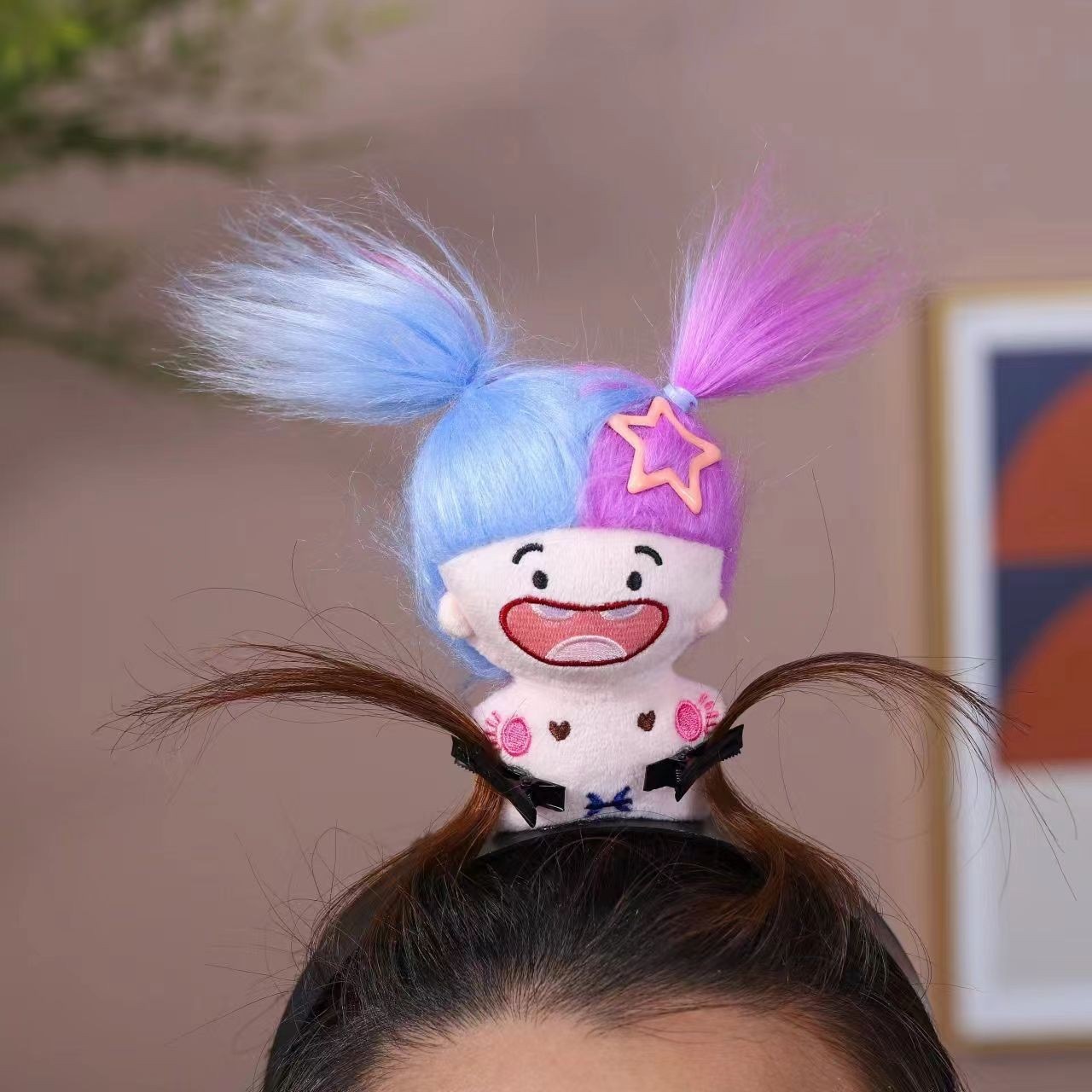 Diadema de pelo bicolor morado y azul con diseño de muñeca Zodiac.