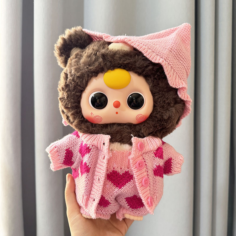 Pull rose à motif de cœurs avec bretelles.