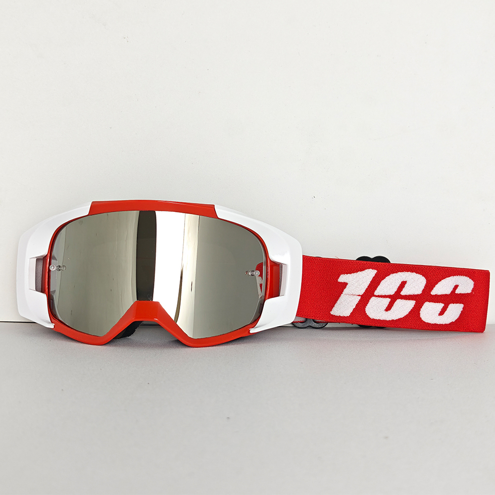 Gafas plateadas con montura roja y blanca.