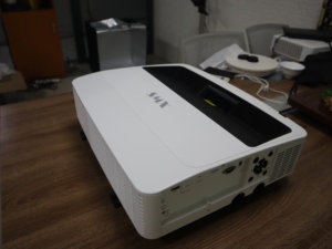 เครื่องฉายเลเซอร์4K แบบสั้นพิเศษแบบโต้ตอบสำหรับผู้ใช้ไวท์บอร์ดในห้องเรียน - Product Image 4
