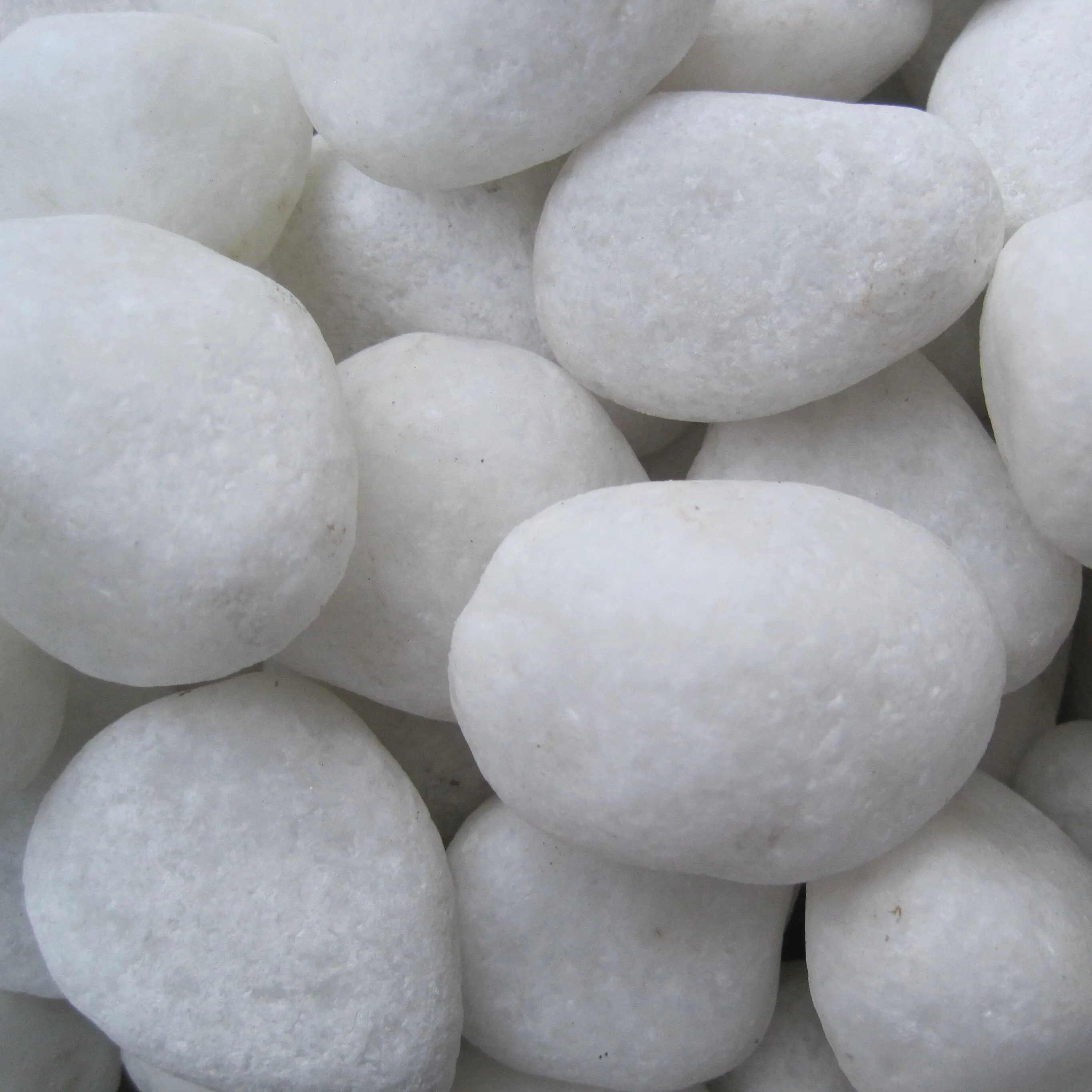 Galets blancs de neige artificiels de bonne qualité, prix d'usine de 3 à 5cm, galets de quartz blanc pour la décoration