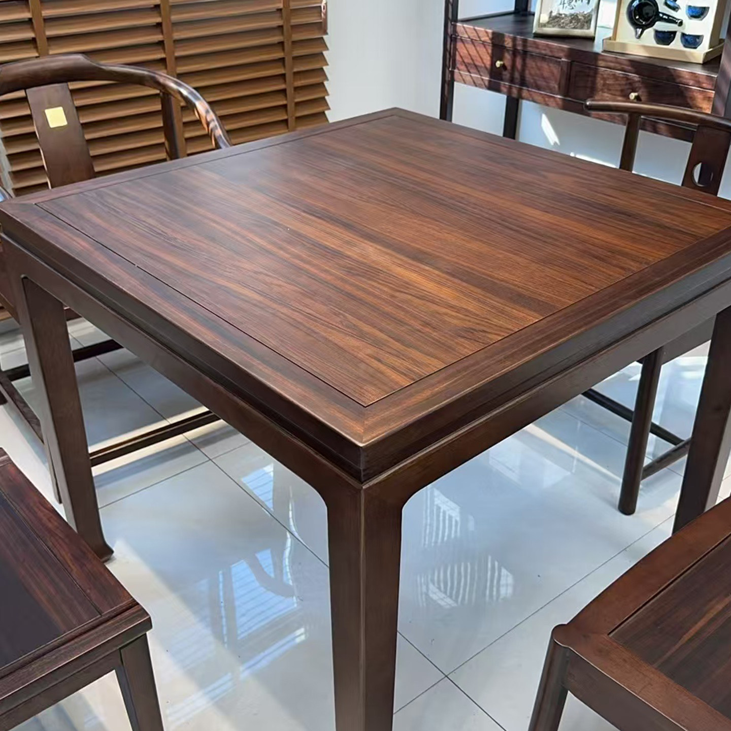 Table carrée en bois d'ébène