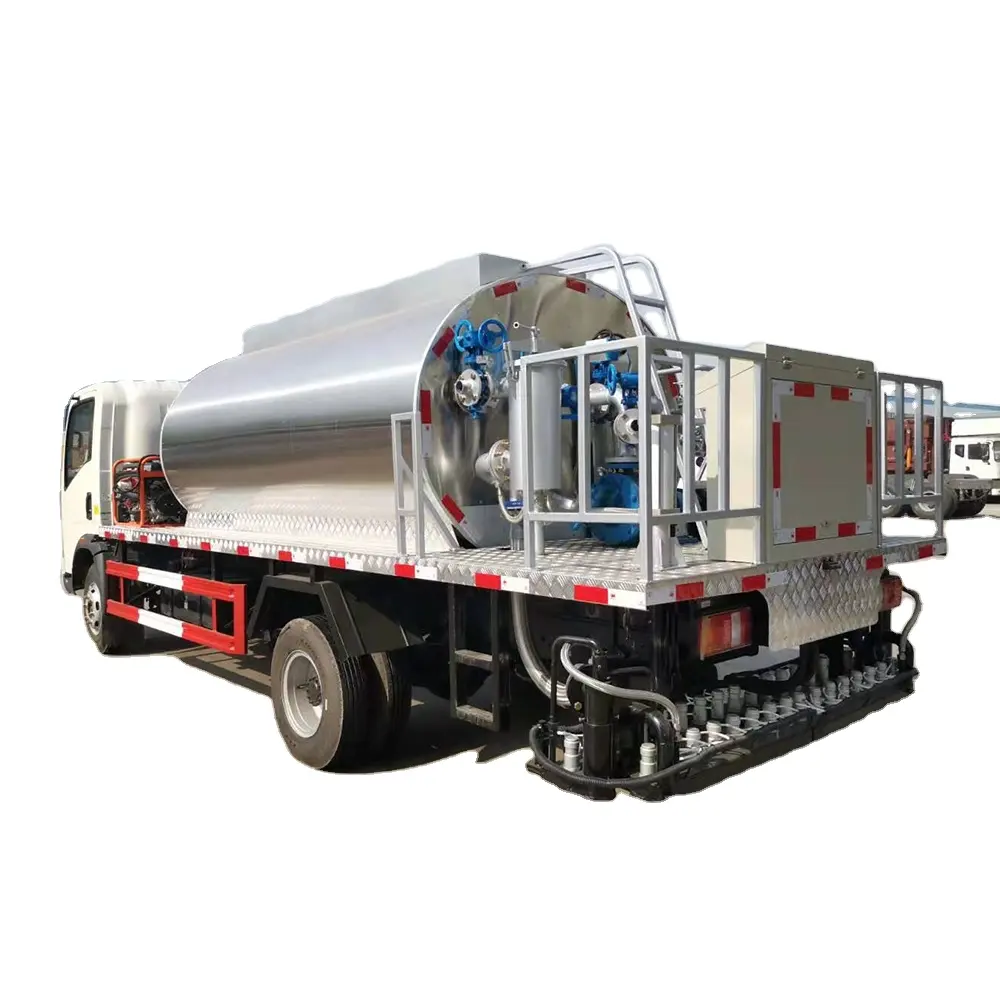Sıcak satış 6000L yol asfalt püskürtücü 6T 6cbm bitüm kamyon 6m3 asfalt distribütörü yol bakım için