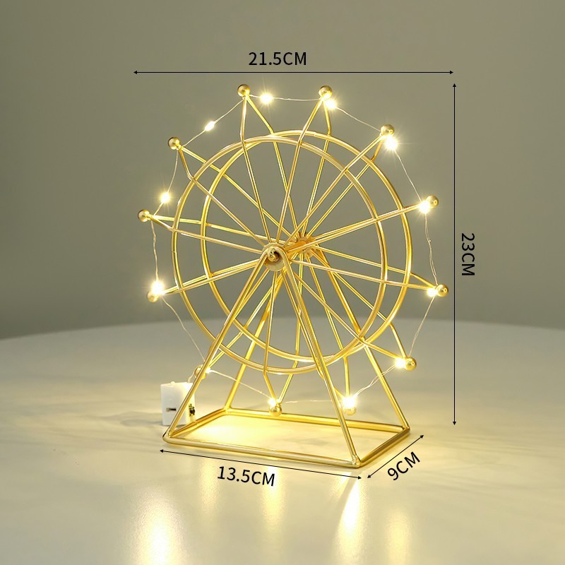 Grande roue trompette dorée avec de nouveaux éclairages.
