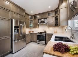 Interiores luxuosos com acabamentos espelhados e acentos cristal para adicionar Drama e Elegance Cozinha Armários