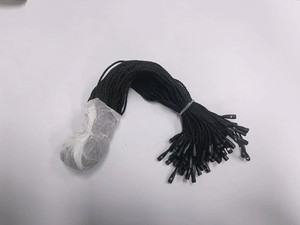 Etiqueta colgante de ropa de plástico negro personalizada, cuerda de ropa de bucle para etiquetas colgantes convenientes - Product Image 6
