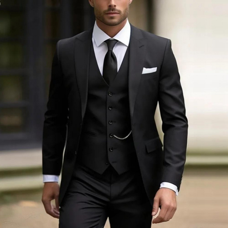 Gilet nero e pantaloni eleganti