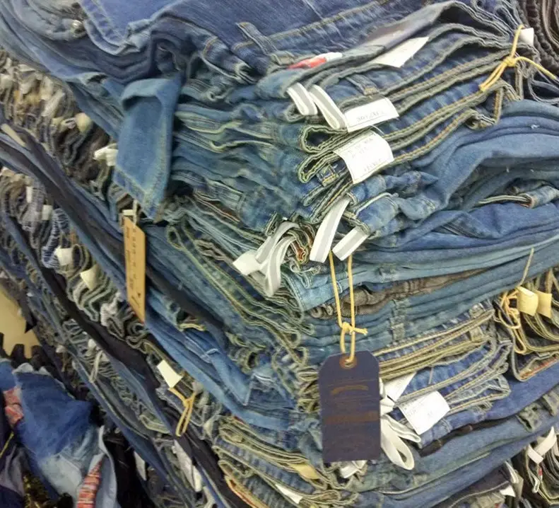 Liquidazione di sovrapproduzione jeans usati per le donne jeans da donna di alta qualità a basso prezzo mescolano disegni e taglia jeans da donna Stocklot