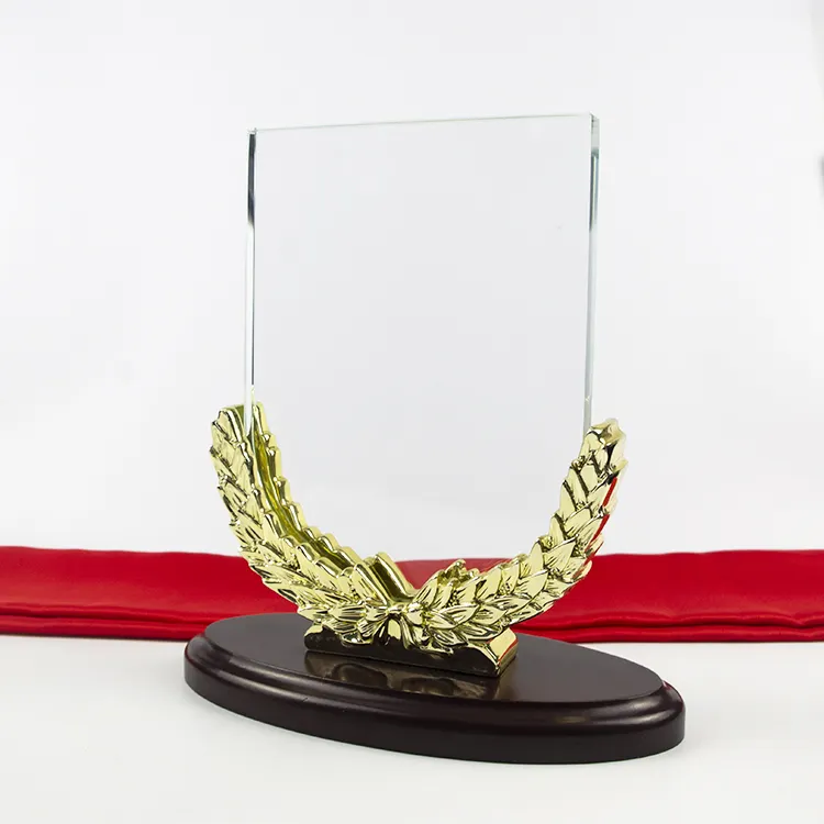 Troféu de Prêmio de Cristal de Vidro K9 Escudo de Cristal Gravado a Laser com Logotipo Personalizado barato com Base de Madeira de Trigo
