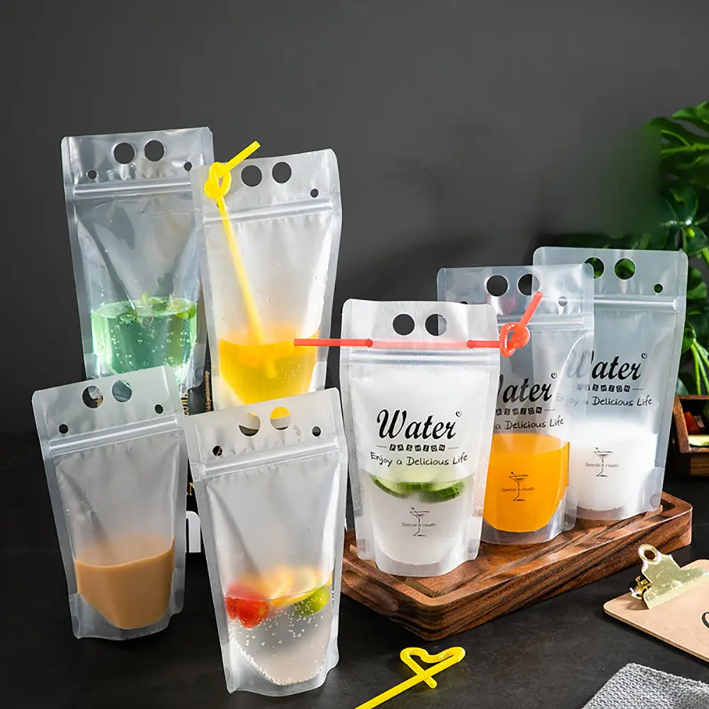Sachets jetables en plastique pour boissons de jus avec trou de paille coloré