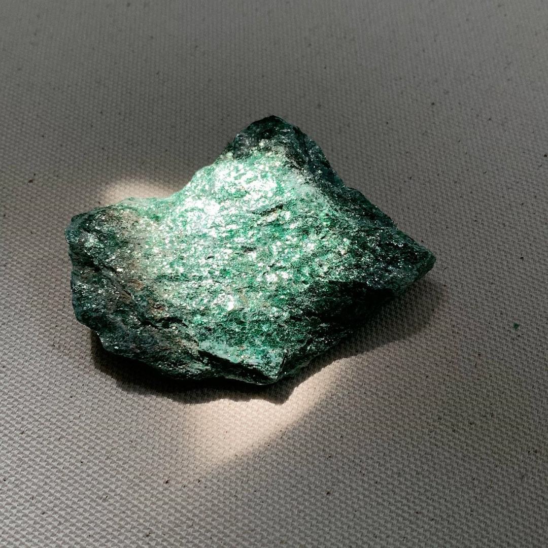 Pierre brute de mica vert