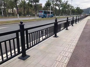 高速道路と道路道路の分離と保護フェンスのための卸売金属道路ガードレール交通障壁 - Product Image 2