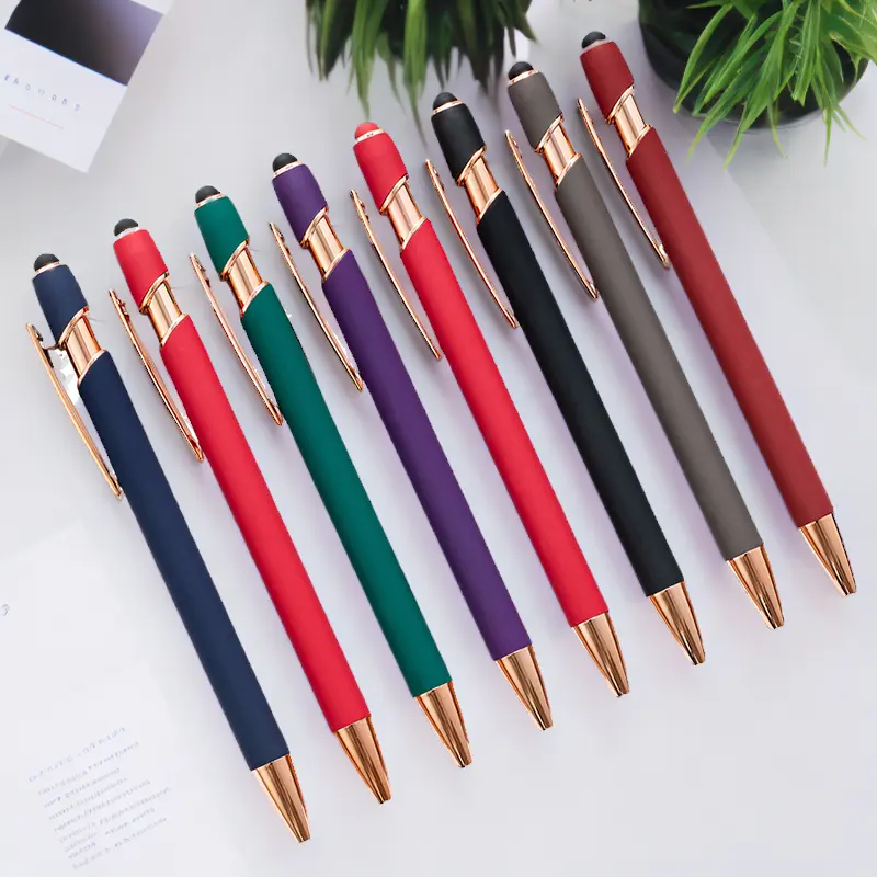 Sıcak satış toptan plastik özel Logo baskılı Metal kalem çoklu renk Stylus dokunmatik geri çekilebilir yumuşak kauçuk basmalı tükenmez kalem
