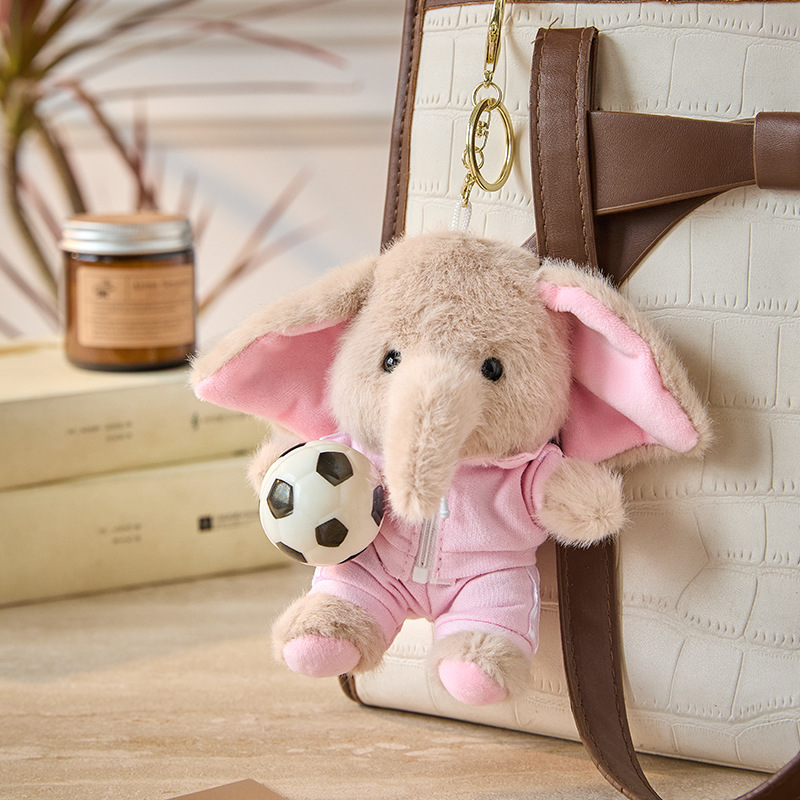 Traje deportivo rosa de fútbol con diseño de elefante.