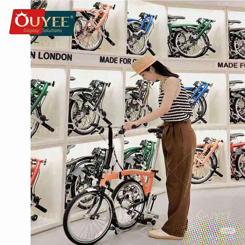 Présentoir de casque mural, meubles de salle d'exposition de vélo, Design d'intérieur, magasin de détail de cyclisme avec support au sol