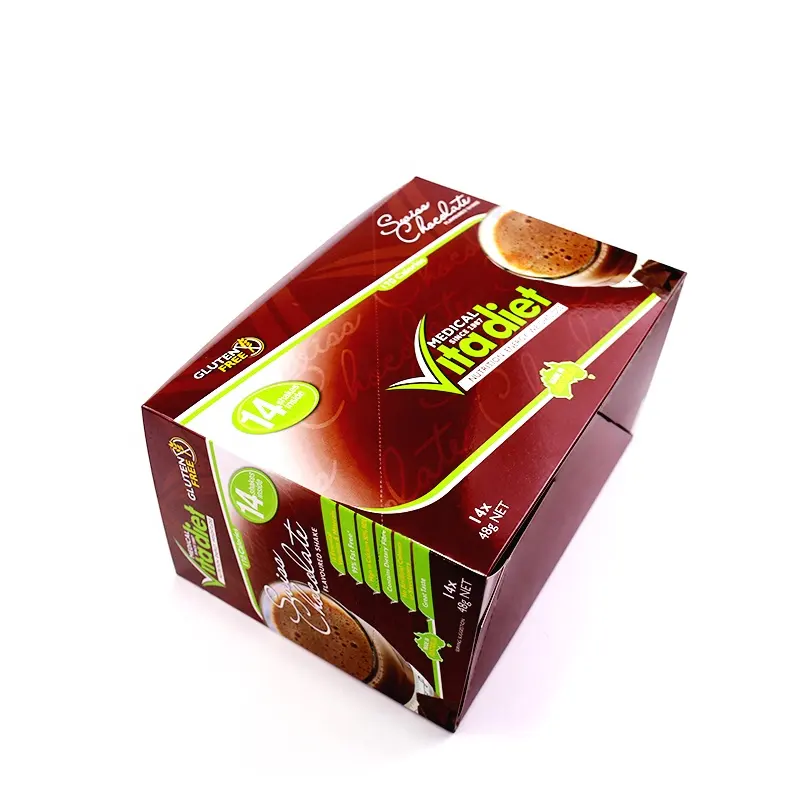 Традиционная бумажная кофейная или шоколадная упаковочная коробка с глянцевым ламинированием на поверхности на красном фоне
