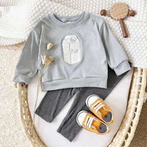 <span class=keywords><strong>2</strong></span>ピース/セット新生児服男の子ネックボタンカジュアルミルク刺Embroidery長袖プルオーバーパンツキッズ衣装子供女の子スーツ
