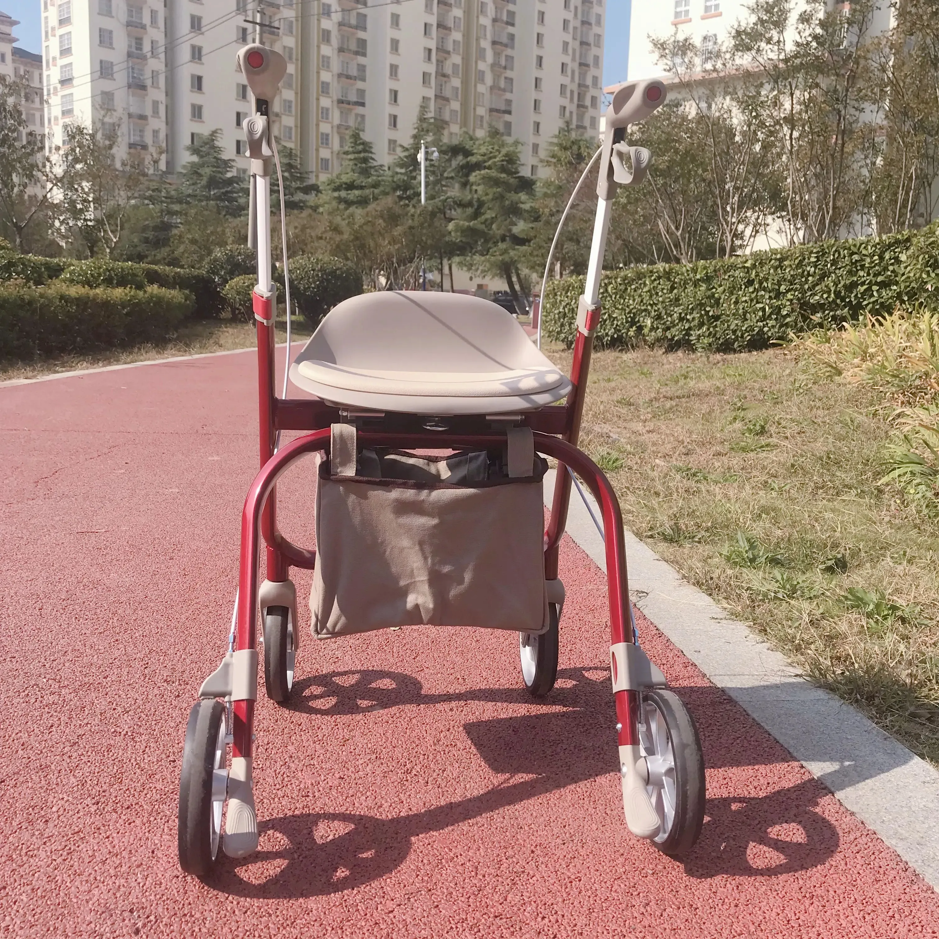 Andador manual de Andador de acero plegable de cuatro ruedas ligero con asiento para discapacitados
