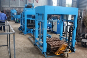 La máquina de fabricación de ladrillos completamente automática 4-18 es fácil de operar y produce diferentes tipos de bloques en alta demanda - Product Image 4