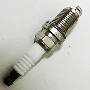 Evrensel buji BKR5EGP 7090 Nissan Acura <span class=keywords><strong>TL</strong></span> Infiniti G20 NX Dodge Toyota Echo Saab Scion xA xB Mitsubishi montero