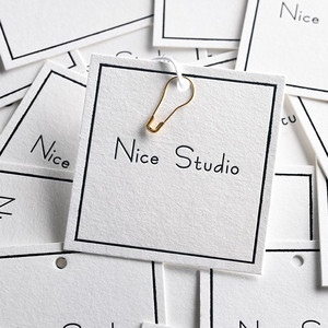 Tùy chỉnh Debossed Swing hangtag sang trọng treo nhãn có thể tái chế treo Tag cho áo khoác - Product Image 3