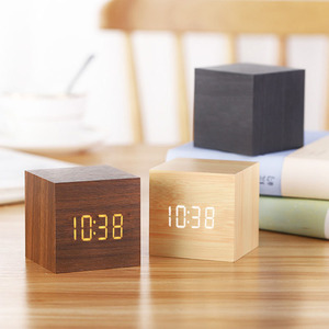 Orologio da scrivania multifunzione in legno a LED digitale orologio da scrivania con alimentazione USB con funzione di calendario con Timer di controllo vocale - Product Image 4