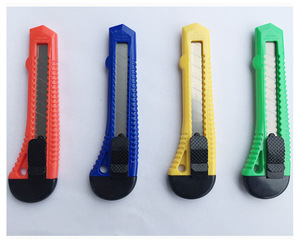 Düşük adedi Custom Made logo 9mm maket bıçağı geri çekilebilir bıçak kutusu kesici için promosyon hediye sanat bıçaklar ile yapış kapalı kilit bıçak - Product Image 1