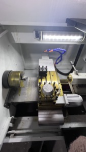 Torno CNC automático fácil de operar Torno CNC resistente para máquina de torno CNC de cama plana de metal - Product Image 4