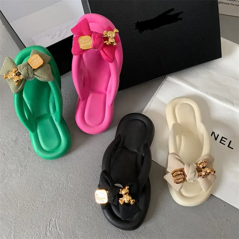 Sandalias decorativas con Clip de lazo para mujer, chanclas con colgante de oso pequeño a la moda para verano 2023