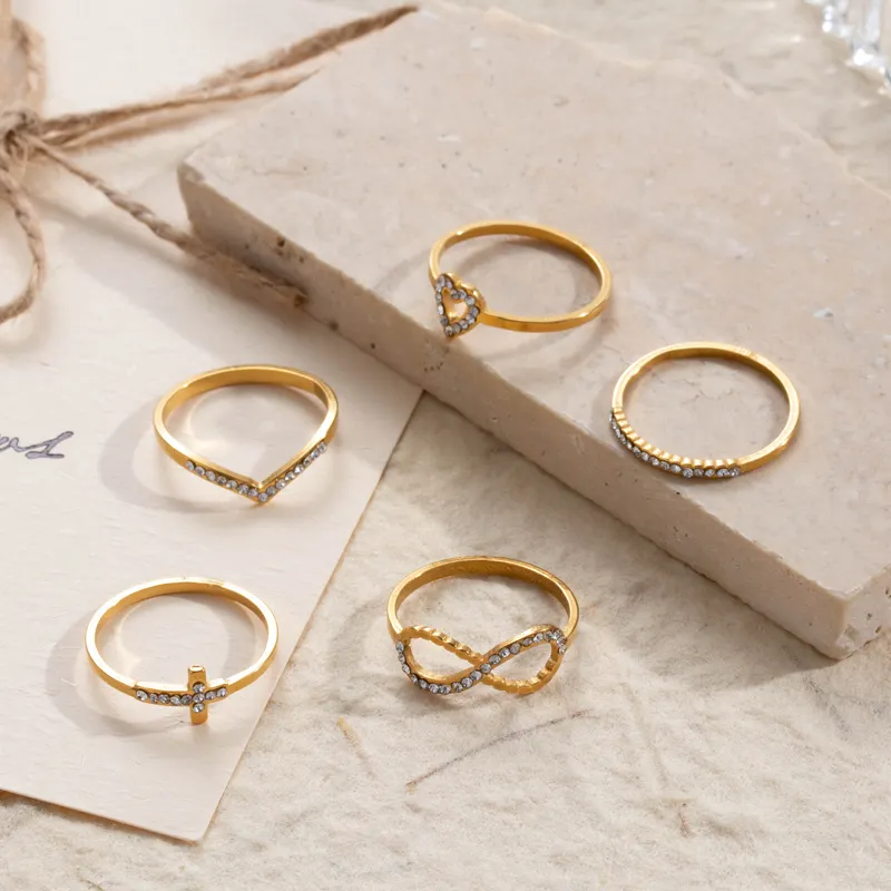 Anel bonito de aço inoxidável banhado a ouro 18K personalizado por atacado, anel de cristal com strass e coração cruzado, anel de diamante para meninas e mulheres