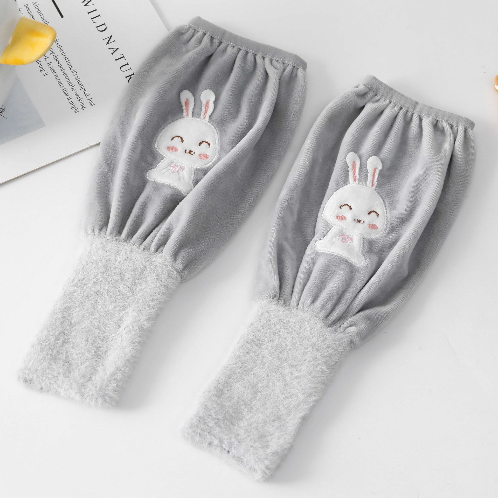 Lapin brodé gris