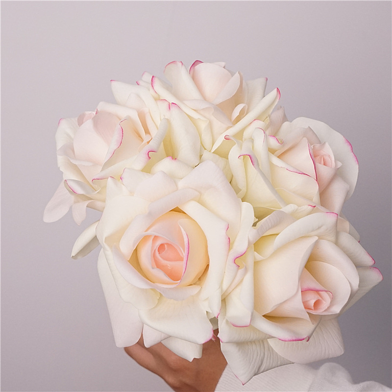 Bouquet tattile di rose a 5 teste - rosa latte