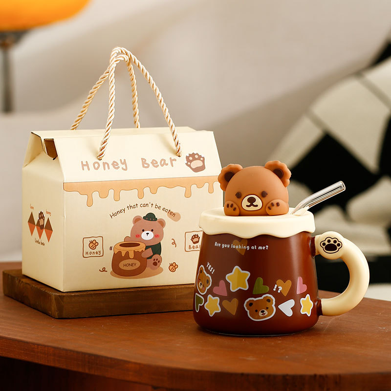 Sí, caja portátil de oso adorable, color marrón.
