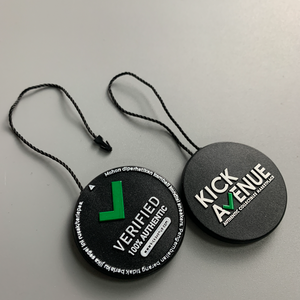 Etiquetas de plástico con logotipo en relieve personalizado Bloqueo de bucle de cordón Etiqueta colgante negra Etiqueta de sello con cuerda - Product Image 5