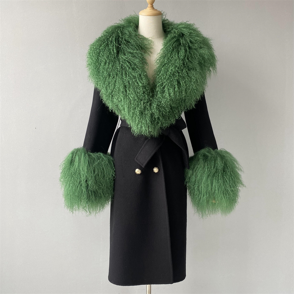 Noir avec col vert