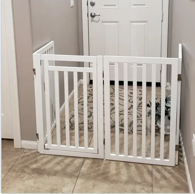 Gaya Furnitur 31,5 Dalam 4-Panel Dalam Ruangan Berjalan Melalui Pintu Lipat Pagar Anjing Berdiri Bebas Gerbang Hewan Peliharaan Kayu